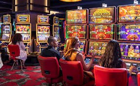 Dealer profesional gamehouse menyiarkan permainan meja langsung dari studio kasino